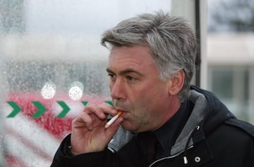 Carlo Ancelotti smokes during a match when it was still allowed.