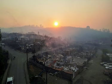 Una vista aérea muestra edificios dañados tras un incendio forestal en la región del Biobío, donde, según medios locales, múltiples incendios forestales provocaron evacuaciones de emergencia, en Concepción, Chile.