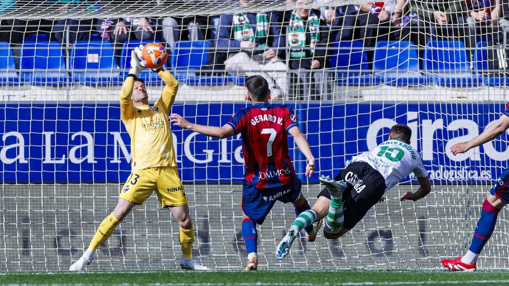 Dani Jiménez detiene una pelota durante el Huesca-Racing.