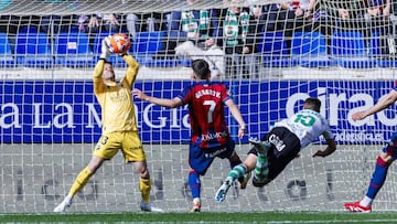 Dani Jiménez detiene una pelota durante el Huesca-Racing.