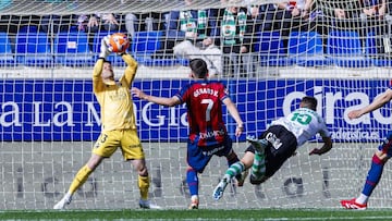 Dani Jiménez detiene una pelota durante el Huesca-Racing.