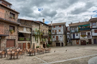  Este pueblo salmantino de algo más de 250 habitantes se encuentra en la hermosa comarca de la Sierra de Francia. Es Conjunto Histórico-Artístico desde 1998, por su arquitectura medieval con entramado de madera y sus calles en cuesta. La localidad está dentro del Parque Natural de Las Batuecas-Sierra de Francia y es conocido por su proyecto artístico "Retrata", por el que las fachadas de sus casas están decoradas con retratos de sus habitantes. No hay que dejar de visitar la iglesia de Nuestra Señora de las Nieves, la ermita del Humilladero y la Cruz de los Judíos. Y si eres amante del senderismo podrás disfrutar de sus rutas como el Camino del Agua. 