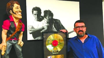 Josep Maria Pons junto a su disco de oro firmado por Bruce Springsteen