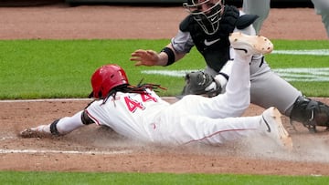 CINCINNATI, OHIO - MAY 09: Elly De La Cruz #44 of the Cincinnati Reds slides into home plate to score a run past Tucker Barnhart #16 of the Arizona Diamondbacks in the seventh inning at Great American Ball Park on May 09, 2024 in Cincinnati, Ohio.   Dylan Buell/Getty Images/AFP (Photo by Dylan Buell / GETTY IMAGES NORTH AMERICA / Getty Images via AFP)