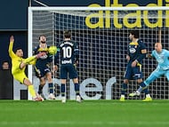 VILLARREAL (CASTELLÓN), 09/02/2026.- El delantero francés del Villarreal Georges Mikautadze (i) remata a puerta para marcar su gol, primero del equipo valenciano, durante el partido de la jornada 23 de LaLiga que Villarreal CF y RCD Espanyol disputan este lunes en el estadio de La Cerámica. EFE/Andreu Esteban