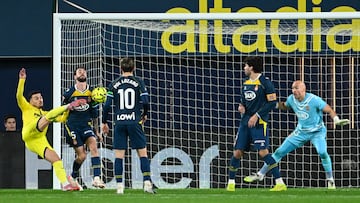 VILLARREAL (CASTELLÓN), 09/02/2026.- El delantero francés del Villarreal Georges Mikautadze (i) remata a puerta para marcar su gol, primero del equipo valenciano, durante el partido de la jornada 23 de LaLiga que Villarreal CF y RCD Espanyol disputan este lunes en el estadio de La Cerámica. EFE/Andreu Esteban