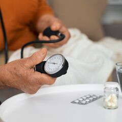 ¿Se debe tomar la pastilla de la tensión por la mañana o por la noche? La ciencia lo explica