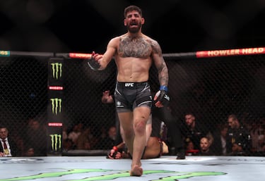 Damon Jackson y Ryan Hall caen después ante Topuria, que pasó por un momento delicado cuando le cancelan una pelea importante para entrar en el top 10 de su peso 24 horas antes de medirse a Charles Jourdain al negárselo los médicos. Entonces, muchos empiezan a dudar de él y se complica la búsqueda de contrincantes. Le ofrecen la pelea contra Jai Herbert en Inglaterra ante el luchador inglés, con lo que supone luchar contra el anfitrión con el público en contra. Topuria le noquea en el segundo asalto siendo más alto y pesado su rival: “O me matas, o mueres. Asegúrate de matarme, porque me voy a levantar”.