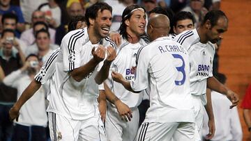 Van Nistelrooy y Roberto Carlos celebran el gol del holand&eacute;s al D&iacute;namo de Kiev haciendo el gesto de acunar a un beb&eacute;.