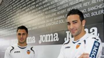 <b>SIN MIEDO. </b>Ruiz y Rami posan para AS delante de los paneles que ha puesto el Valencia en el túnel de vestuarios para motivar al equipo.