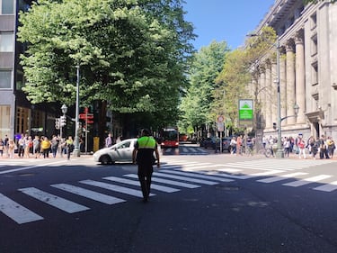 Un policia municipal regula el tráfico en Bilbao durante el apagón que ha sufrido España y Portugal.