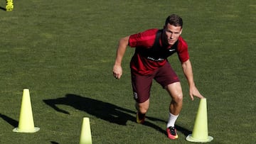 Gameiro, durante su primer d&iacute;a como rojiblanco.