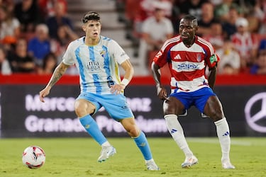 El Málaga acelera para renovar a su perla y no es para menos: gol y asistencia para sacar un punto ante el Granada. El extremo, a sus 17 años, está en boca de todos. En su tanto se sacó un zurdazo cruzado; mientras que su asistencia vino desde el córner, imprimiendo una comba exquisita.