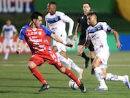 AME2108. CIUDAD DE GUATEMALA (GUATEMALA), 04/02/2026.- Javier González (i) de Xelajú disputa el balón con Jesús Corona de Monterrey este miércoles, en un partido por la Copa de Campeones de Concacaf entre Xelajú MC y Monterrey en el estadio Cementos Progreso, en Ciudad de Guatemala (Guatemala). EFE/ Fernando Ruiz