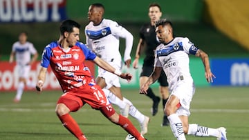 AME2108. CIUDAD DE GUATEMALA (GUATEMALA), 04/02/2026.- Javier González (i) de Xelajú disputa el balón con Jesús Corona de Monterrey este miércoles, en un partido por la Copa de Campeones de Concacaf entre Xelajú MC y Monterrey en el estadio Cementos Progreso, en Ciudad de Guatemala (Guatemala). EFE/ Fernando Ruiz