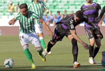 Ruben Castro en acción ante Stefan Mitrovic.