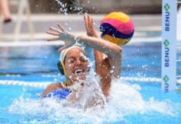 La italiana Vhiara Tabani y la australiana Gemma Beadsworth en un instante del partido de waterpolo de la Benu Cup en Budapest, torneo preparatorio para los Juegos de Río 2016.