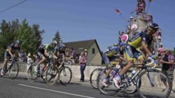 SOBERBIO EQUIPO. Contador trata de involucrar a los ciclistas de la fuga en el esfuerzo de sus compañeros del Saxo-Tinkoff.