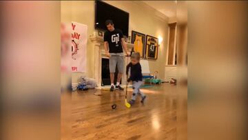 El hijo de este jugador de Hockey sorprende con su habilidad