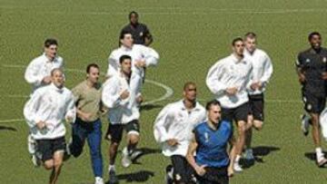 <b>A CORRER TOCAN.</B> Excluida ya de toda competición oficial, la plantilla del Real Madrid se entrena en la Ciudad Deportiva, a la espera de conocer los descartes o renovaciones en el equipo.