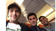 Sergi Roberto acompa&ntilde;ado de dos amigos rumbo a Par&iacute;s.