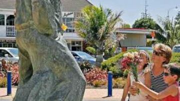 <b>HOMENAJE. </b>Flores en la estatua de Hillary.