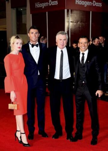 Cristiano Ronaldo con Carlo Ancelotti y Jorge Mendes. 