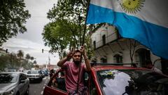 AME1913. BUENOS AIRES (ARGENTINA), 17/10/2020.- Varias personas se manifiestan a favor del Presidente Alberto Fern&aacute;ndez hoy en la ciudad de Buenos Aires (Argentina). El presidente de Argentina, Alberto Fern&aacute;ndez, encabez&oacute; este s&aacute;bado el festejo del &quot;d&iacute;a de la lealtad peronista&quot;, en el que el oficialismo busc&oacute; mostrar amplio respaldo al mandatario en momentos de crecientes tensiones pol&iacute;ticas y de crisis econ&oacute;mica y sanitaria. EFE/Juan Ignacio Roncoroni