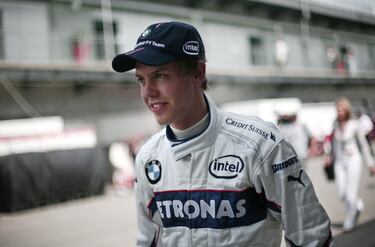 Hoy, 14 de noviembre de 2020, se cumplen diez años del primer título de campeón del mundo de Sebastian Vettel. Llegó en su cuarta temporada en la Fórmula 1, que era la segunda en Red Bull tras su estreno con Sauber y su paso por Toro Rosso.  En el GP de EE UU de 2007 Sauber lo escoge para sustituir a Robert Kubica tras el espectacular accidente del polaco en el GP de Canadá. Acaba su primera carrera en octava posición. Con 19 años, 11 meses y 14 días, se convierte en el piloto más joven de la historia en sumar un punto.