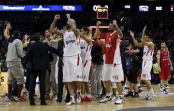 Los jugadores del Olympiacos celebran el pase a la final.