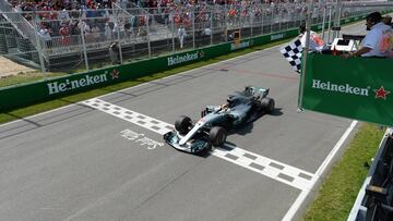 Lewis Hamilton cruzando la l&iacute;nea de meta primero en Montreal.