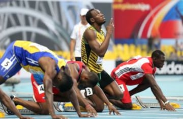 El jamaicano Usain Bolt se prepara para comenzar la carrera de los 100 metros masculinos en el Campeonato Mundial de Atletismo de Moscú 2013 en el estadio Luzhniki el 10 de agosto de 2013