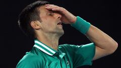 El tenista serbio Novak Djokovic se lamenta durante su partido ante Alexander Zverev en el Open de Australia 2021.