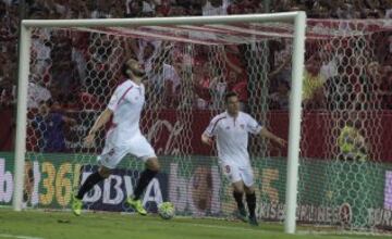 El delantero francés del Sevilla, Kevin Gameiro, celebra el primer gol del equipo andaluz, durante el encuentro correspondiente a la sexta jornada de primera división.