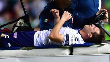 El juvenil de Pachuca y subcampeón mundial Sub-17 llevaba siete minutos en el campo. Sufrió de aparatosa lesión en su tobillo derecho.