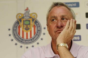 Chivas buscó al legendario jugador y entrenador holandés para innovar y convertirse en un club de primer nivel, pero el resultado no fue el esperado. Cruyff eligió a John van 't Schip como entrenador del equipo. Lamentablemente su compatriota no entregó resultados; además, hubo diferencias entre Cryuff y Vergara, por lo que la asociación no fue duradera. 