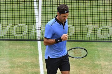 Federer sees off Zverev in Halle, Germany