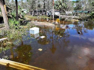 Una vista aérea de un área dañada tras el paso del huracán Helene en Steinhatchee, Florida.