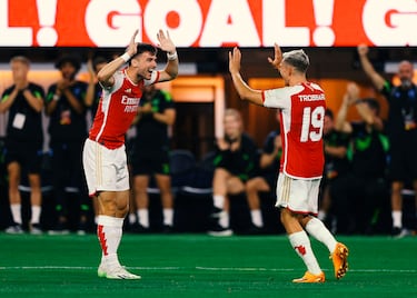 Doblete de Trossard que llegó desde segunda línea para llegar al punto de penalti y rematar como un delantero centro.