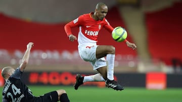 Monaco's Brazilian defender Fabinho (R) vies with Metz' French midfielder Renaud Cohade during the French L1 football match Monaco versus Metz on January 21, 2018 at the Louis II Stadium in Monaco. / AFP PHOTO / VALERY HACHE