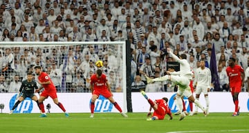 El jugador del Real Madrid, Fede Valverde, marca el 2-0 al Sevilla. 