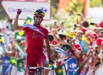 El ciclista español del equipo Cofidis Daniel Navarro, celebra su victoria en la decimotercera etapa de la Vuelta Ciclista a España 2014, que ha transcurrido entre Belorado (Burgos) y el Parque de Cabárceno (Cantabria), con un recorrido de 188,7 kilómetros. 