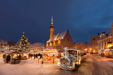 Un mercado medieval rodeado de nieve y casas históricas. El vino especiado y la artesanía local crean un ambiente acogedor. Tallin presume de haber tenido el primer árbol de Navidad público del mundo en 1441.