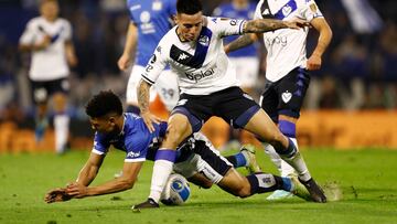 Soccer Football - Copa Libertadores - Quarter Finals - First Leg - Velez Sarsfield v Talleres de Cordoba - Estadio Jose Amalfitani, Buenos Aires, Argentina - August 3, 2022 Talleres de Cordoba's Diego Valoyes in action with Velez Sarfield's Francisco Ortega REUTERS/Agustin Marcarian