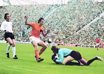 Selecci¨®n neerlandesa en la final del Mundial de Alemania 1974, enfrent¨¢ndose a Alemania Federal. La final se decant¨® del lado germano, por 2-1.
Maier se tira a los pies de Cruyff