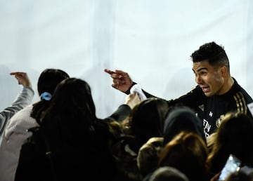 Real Madrid's Brazilian midfielder Casemiro gestures to fans during a public training session at the Ciudad Real Madrid training ground in Valdebebas, Madrid, on December 30, 2019. (Photo by OSCAR DEL POZO / AFP)