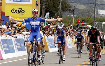 Cuando todos esperaban el triunfo de Fernando Gaviria, Álvaro Hodeg apareció en línea de meta y se quedó con la victoria.