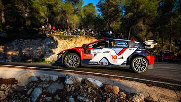Thierry Neuville, con el Hyundai en el Rally de la Nuc¨ªa.