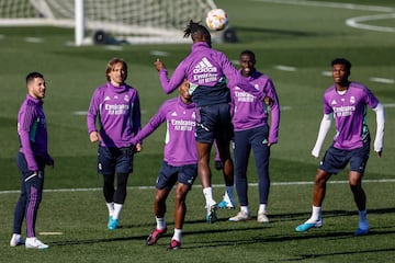 Los jugadores del Real Madrid, entrenando esta mañana.