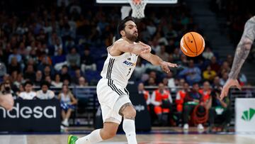 Facundo Campazzo, base del Real Madrid, realiza un pase ante el Unicaja.